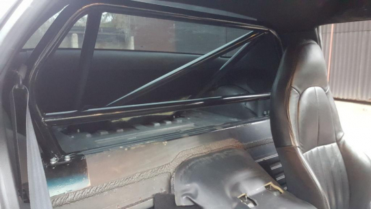 [Obr.: 11/76/58/1-bolt-in-half-roll-cage-chevrolet-corvette-c5-red-1761313470.jpg]